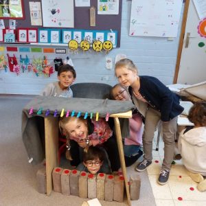 Tenten en huizen bouwen in de klas van juf Ariane