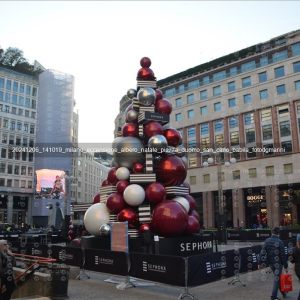 Accensione Albero di Natale Piazza San Babila Milano 06/12/2024 Foto
